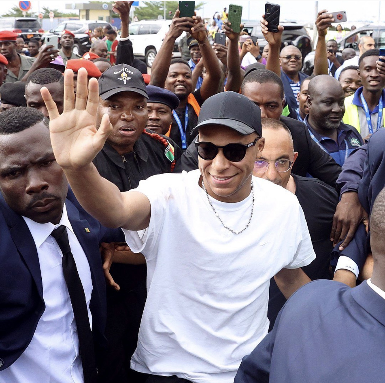 Video: Kylian Mbappé causó furor en Yaundé tras su llegada a Camerún