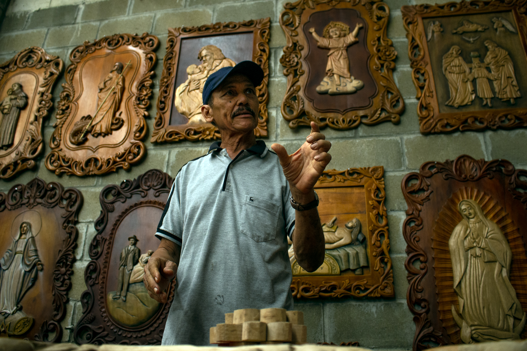 La tradición artesanal representa un baluarte protegido en Ciénaga de Oro. La filigrana, los tejidos con hilo, la ebanistería y la talla en madera han logrado reconocimiento a nivel nacional e internacional.