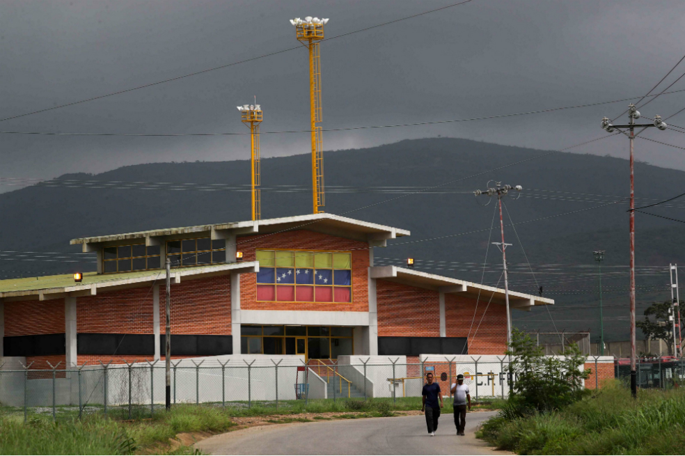 En imágenes: las familias de las 11 personas muertas en una cárcel de Venezuela