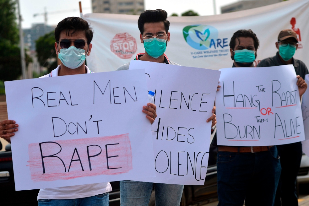 Pakistán: crece indignación por violación de una mujer frente a sus hijos