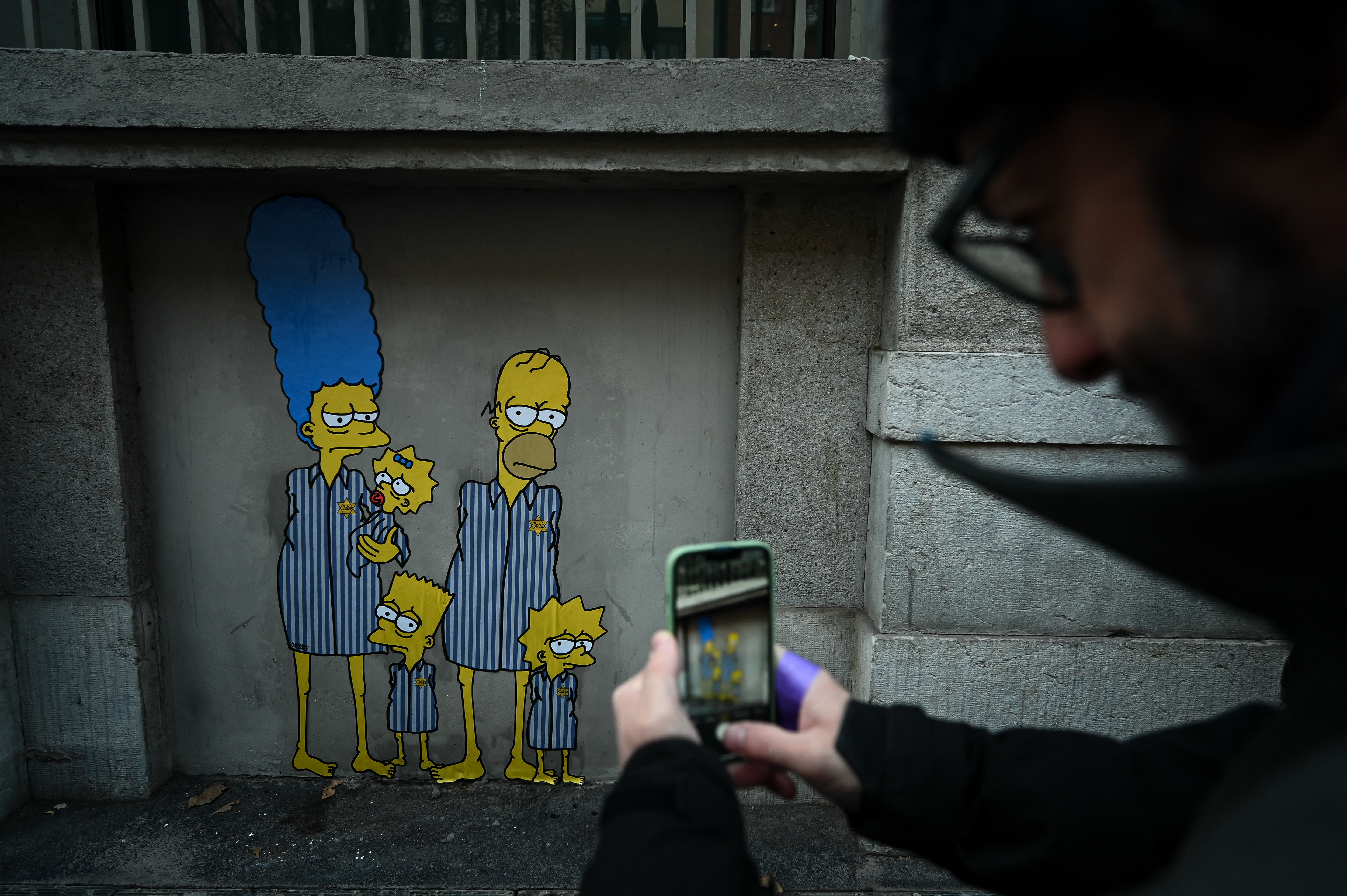 Murales en Milán muestran a Los Simpson como víctimas del Holocausto