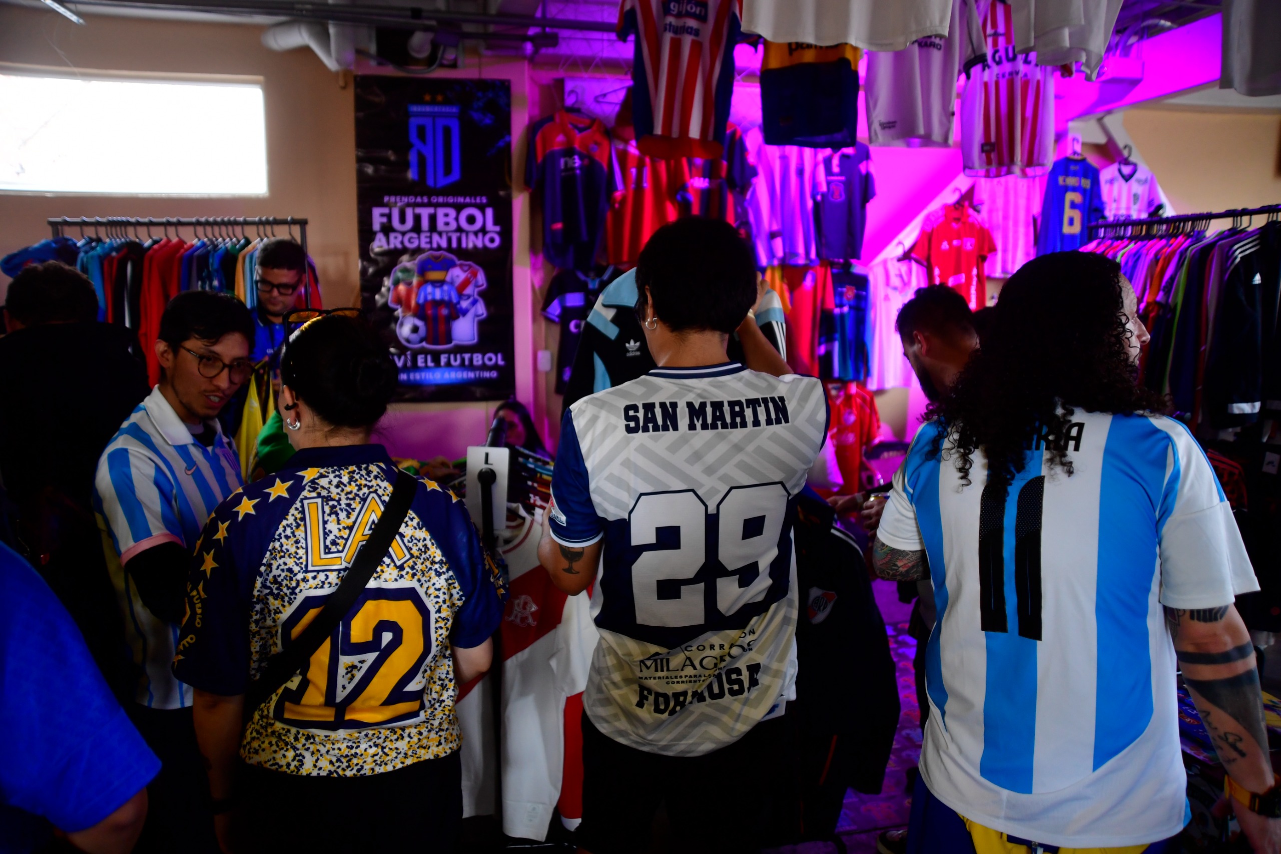 Entre camisetas clásicas y modelos recientes, los asistentes intercambiaron historias, recuerdos y conocimientos sobre la evolución de las indumentarias deportivas en distintos países.