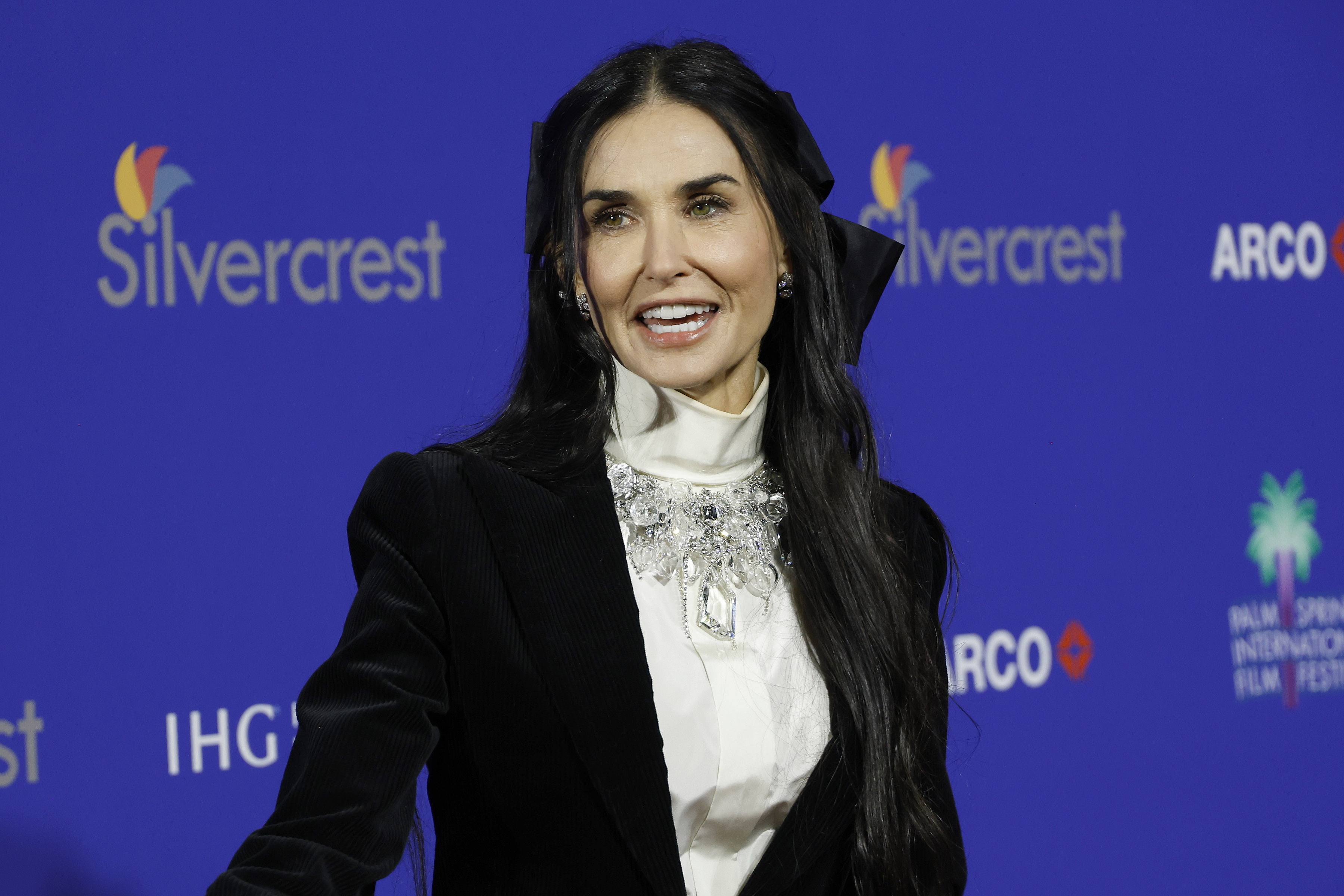 Palm Springs (United States), 04/01/2025.- Demi Moore poses on the red carpet at the 2025 Palm Springs International Film Festival Awards Night Gala at the Palm Springs Convention Center in Palm Springs, California, USA, 03 January 2025. (Cine, Cine) EFE/EPA/NINA PROMMER