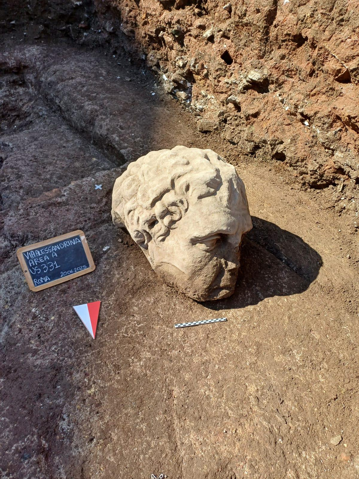 ROMA, 21/06/2025.- El suelo de Roma ha revelado una nueva sorpresa arqueológica: el hallazgo de una cabeza colosal de mármol que ha permanecido enterrada durante siglos en la zona del Foro de Trajano, según anunció este sábado el ayuntamiento capitalino. EFE/Ayuntamiento de Roma *****SOLO USO EDITORIAL/SOLO DISPONIBLE PARA ILUSTRAR LA NOTICIA QUE ACOMPAÑA (CRÉDITO OBLIGATORIO) *****
