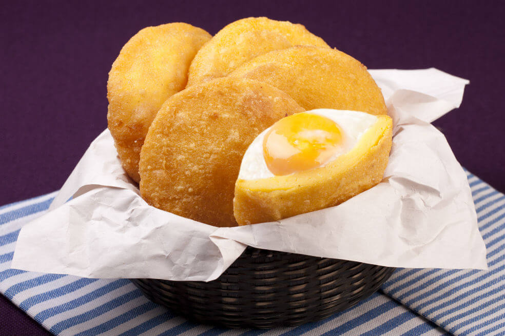 ¡Para todos los gustos! De arroz, yuca y huevo, así se preparan estas arepas