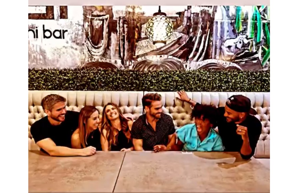 Daniel Arenas, presentador de ‘Hoy Día’, de Telemundo, compartió con un grupo de amigos y se le vio muy cariñoso con otra mujer, mientras Daniela Álvarez celebró su cumpleaños sin él.