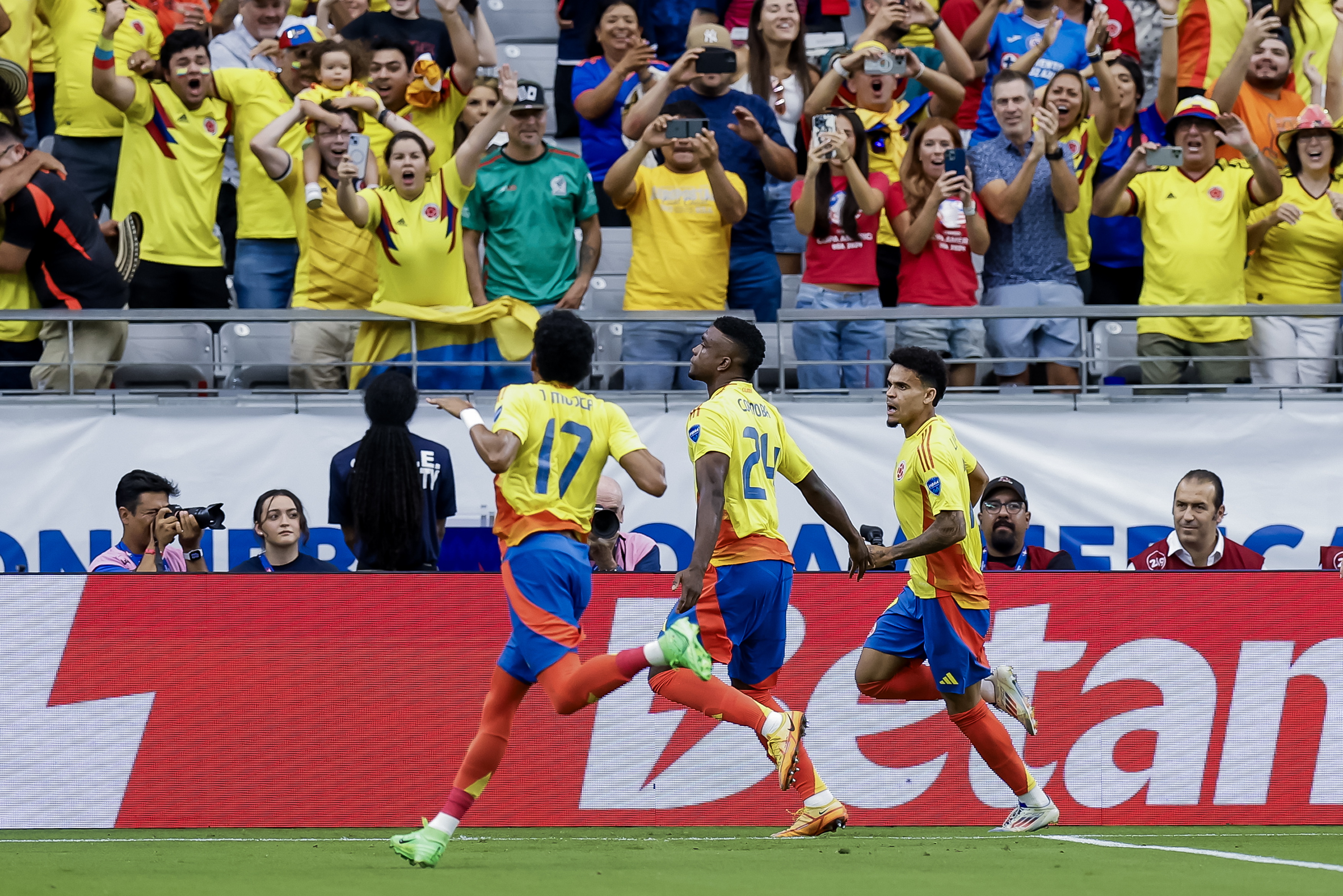 Glendale (United States), 06/07/2024.- Jhon Cordoba (C) of Colombia reacts with Luis Diaz (R) and Johan Mojica (L) after Cordoba scored the 1-0 goal against Panama during the first half of the CONMEBOL Copa America 2024 Quarter-finals match between Colombia and Panama, in Glendale, Arizona, USA, 06 July 2024. EFE/EPA/JOHN G. MABANGLO