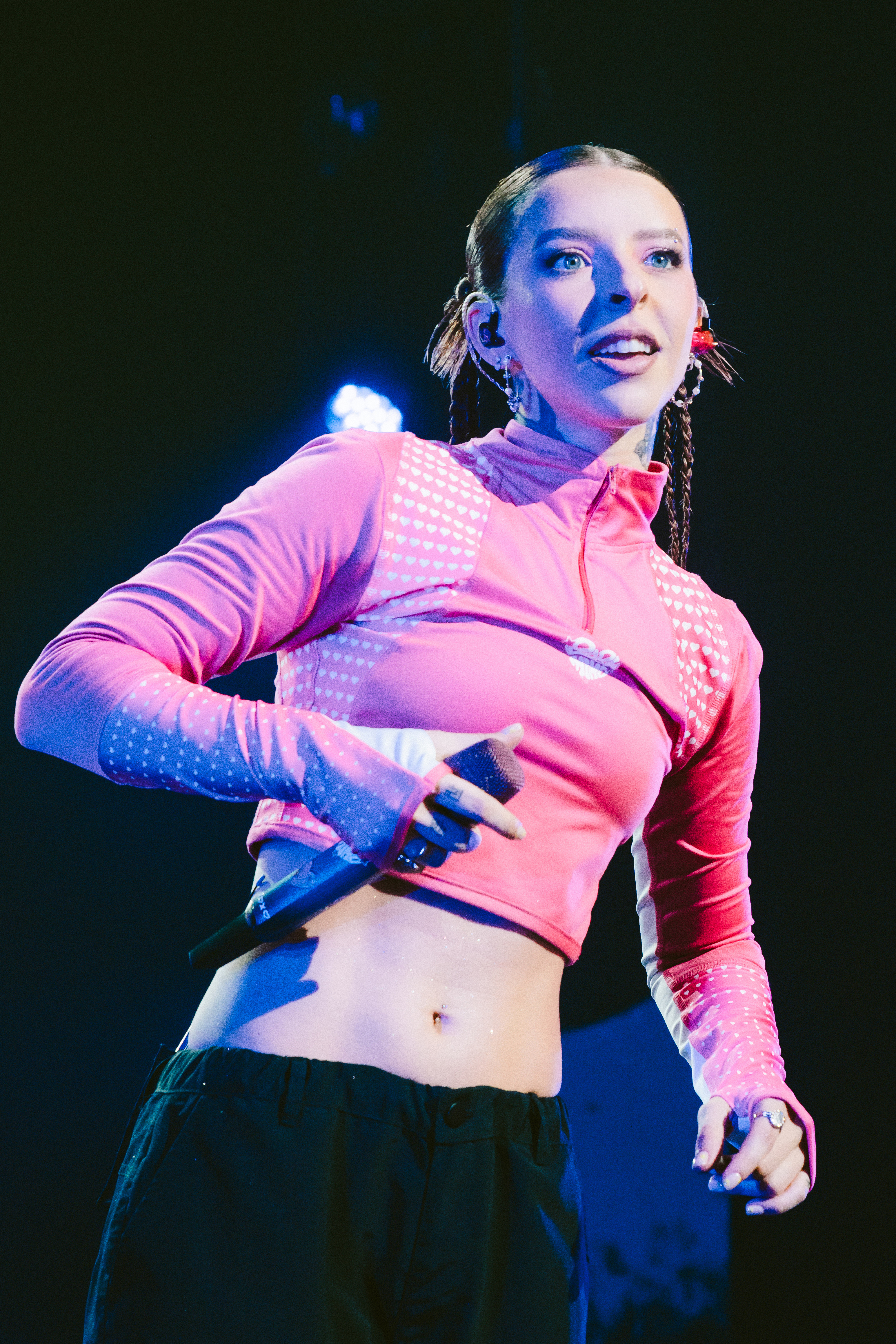 Young Miko procesa el impacto de la fama desde los escenarios con su tour ‘XOXO’