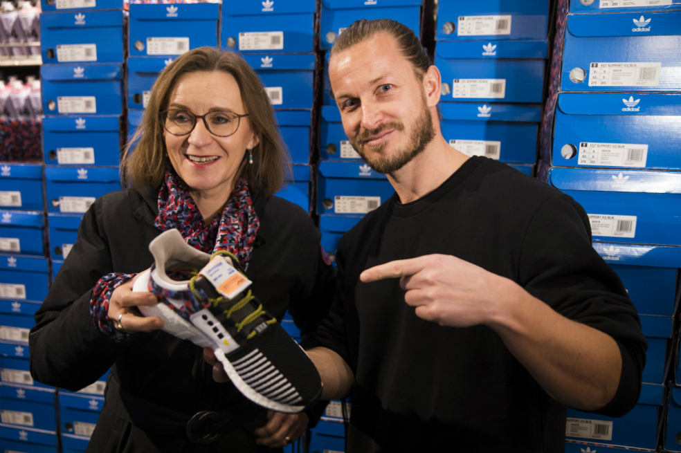 Crean zapatillas que funcionan como boleto para el metro de Berlín