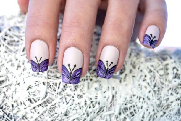 Uñas de acrílico con mariposas serán tendencia