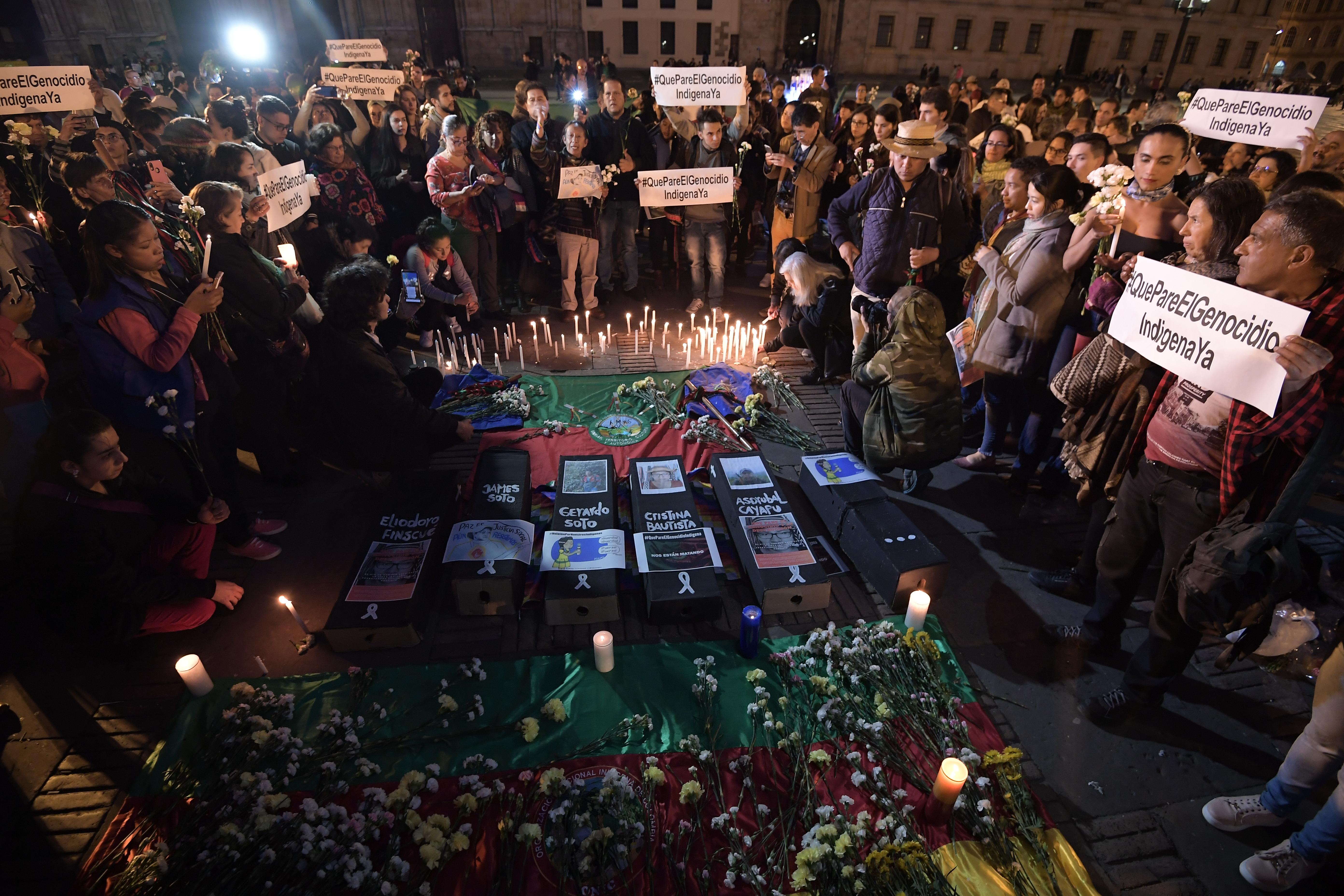 La Organización Nacional Indígena de Colombia convocó a este evento en la plaza de Bolívar para conmemorar a las cinco víctimas mortales del ataque que tuvo lugar en la vereda la Luz, corregimiento Tacueyó, del municipio de Toribío, Cauca.