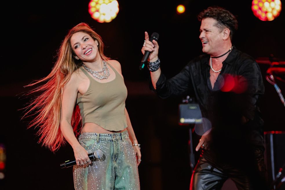 Shakira pagó millonaria suma por pantalones que lució en el show de Carlos Vives
