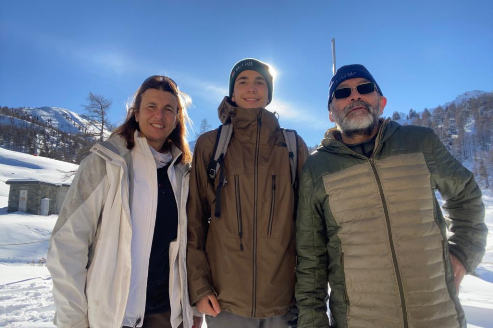 Paola (Esposa), Simón Pietro (hijo) y Juan Pablo Ruiz, en los Alpes Suizos en marzo de 2021.