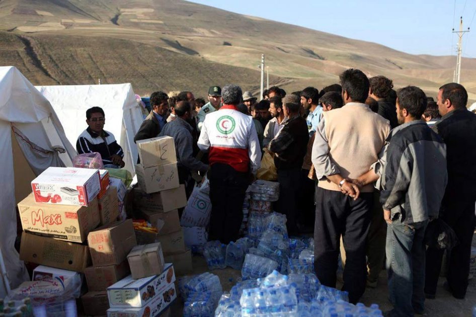 Irán empieza a recibir ayuda humanitaria tras terremotos