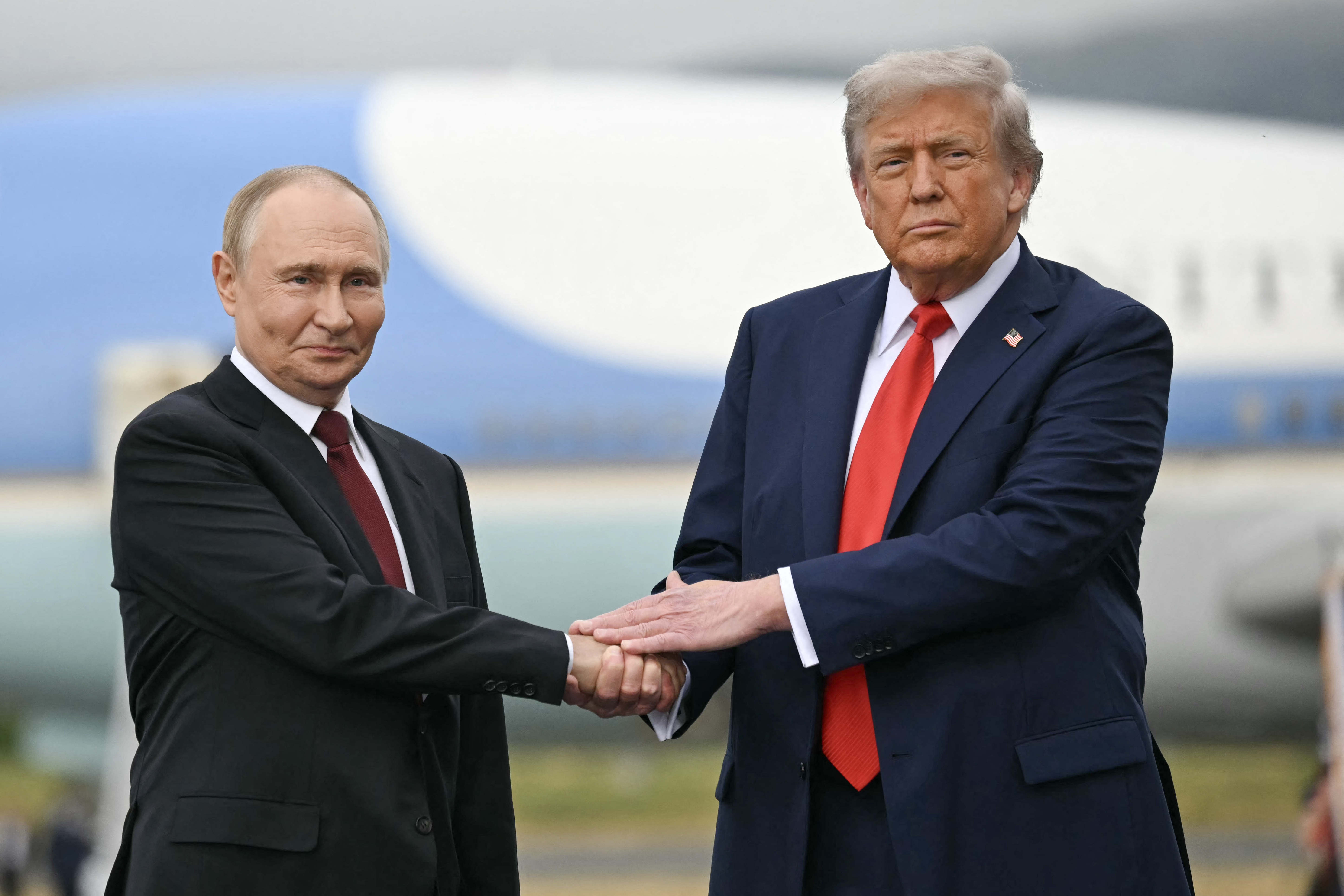Trump y Putin inician su cumbre con un apretón de manos en Alaska