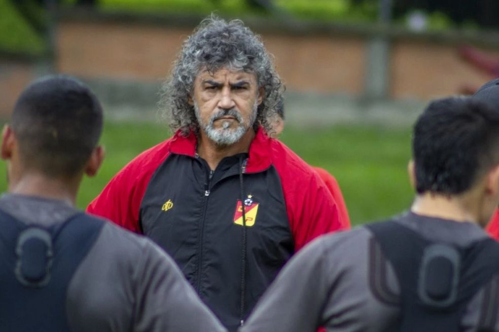 Leonel Álvarez le dice adiós a la dirección técnica del Deportivo Pereira