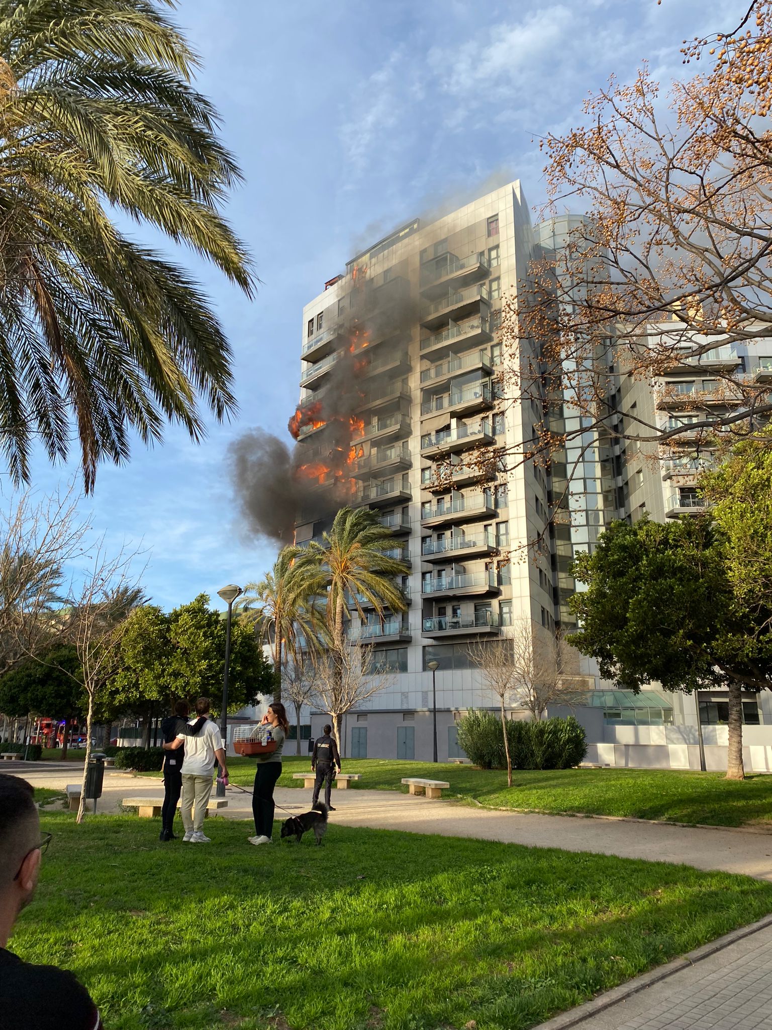 Según testigos y una hipótesis pericial, la fachada tenía un recubrimiento en poliuretano, lo que habría favorecido la expansión de las llamas, incluso hasta un edificio contiguo.