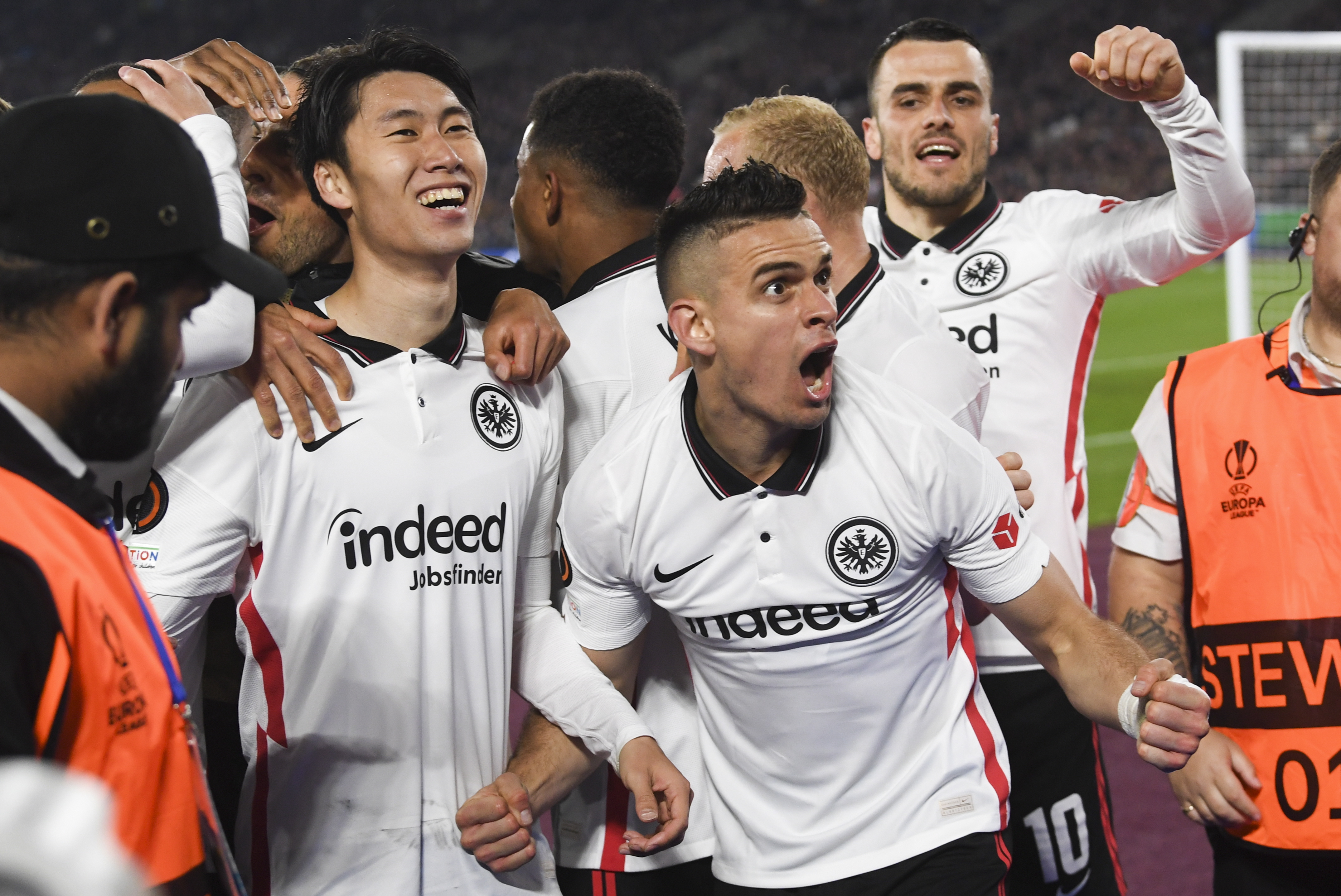 Santos Borré aportó con asistencia en el triunfo de Frankfurt sobre West Ham