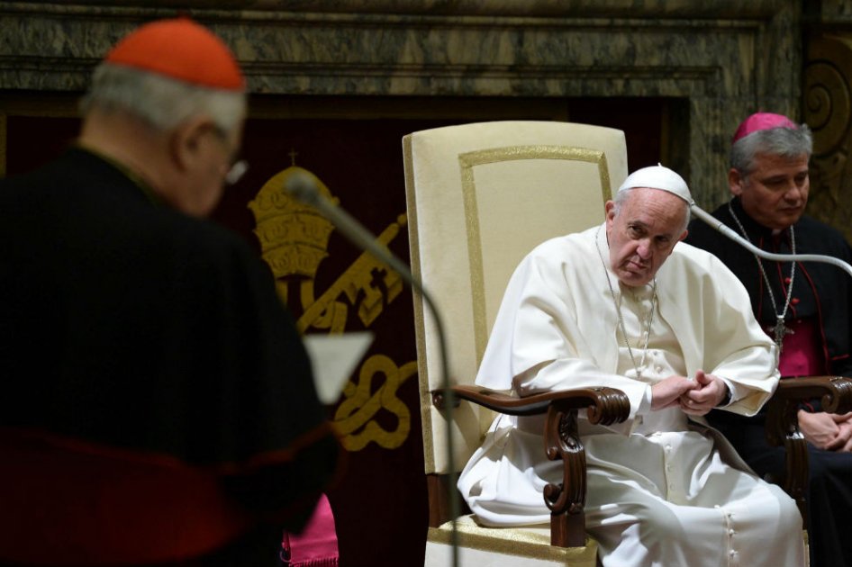 Papa pide perdón por los escándalos en Vaticano