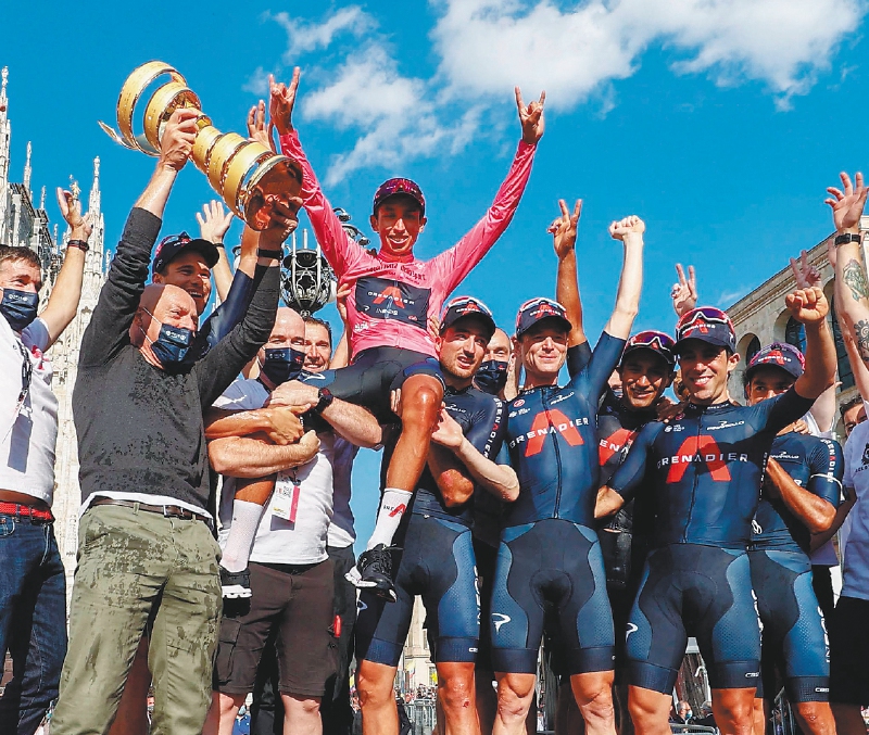 Espectacular celebración del equipo Ineos, dominador absoluto del Giro de Italia 2021. /AFP