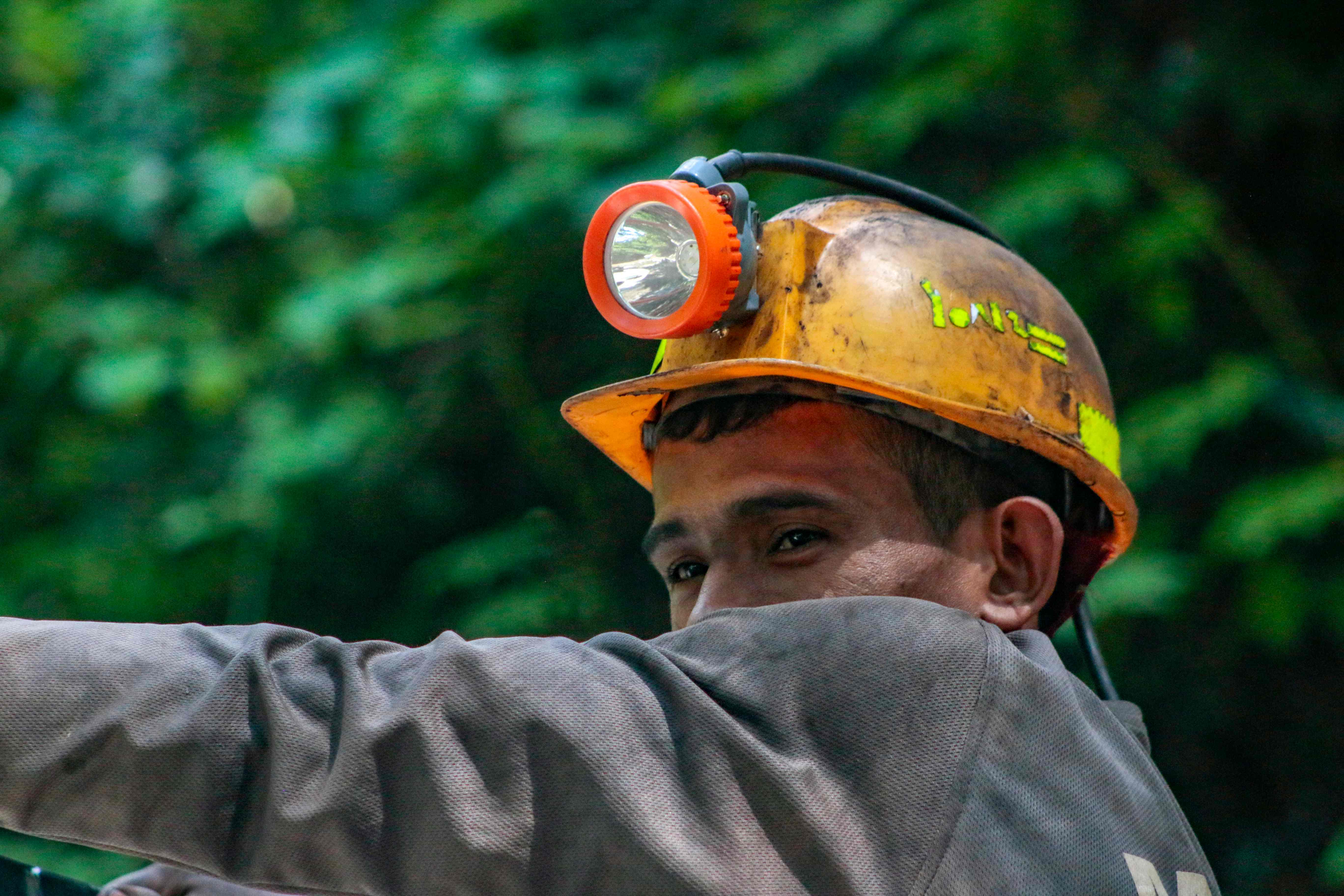La esperanza no se pierde a pesar de que fue encontrado uno de los mineros sin vida.