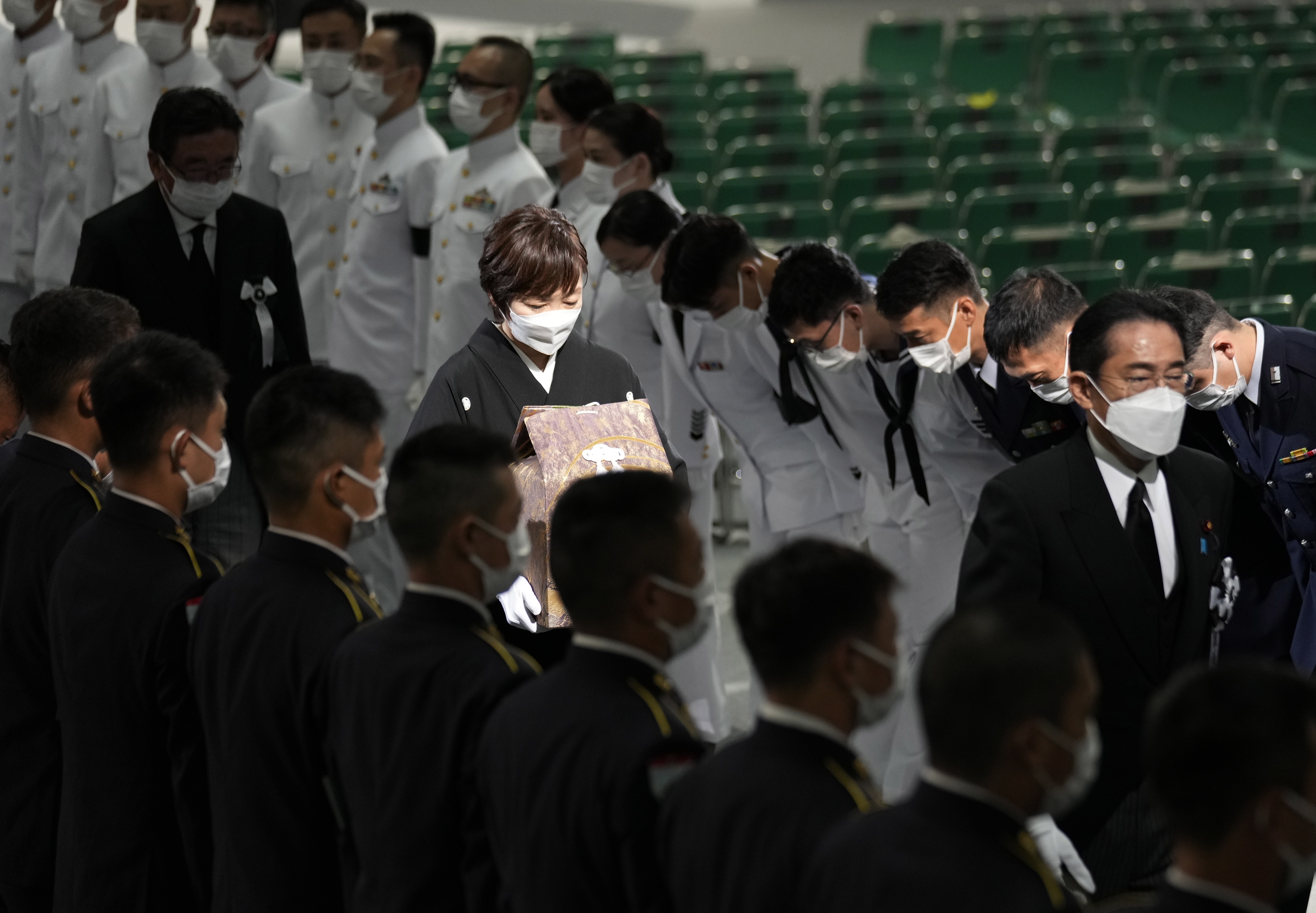 Tokyo (Japan), 27/09/2022.- Members of the honor guards bow to Akie Abe (C), wife of former Prime Minister Shinzo Abe, as she leaves with the cinerary urn containing his ashes behind Japanís Prime Minister Fumio Kishida (R) at the end of the state funeral of former Prime Minister Shinzo Abe at Nippon Budokan in Tokyo, Japan, 27 September 2022. Thousands of people are gathered in Tokyo to attend the state funeral for former prime minister Shinzo Abe, including foreign dignitaries and representatives from more than 200 countries and international organizations. (Japón, Estados Unidos, Tokio) EFE/EPA/FRANCK ROBICHON / POOL