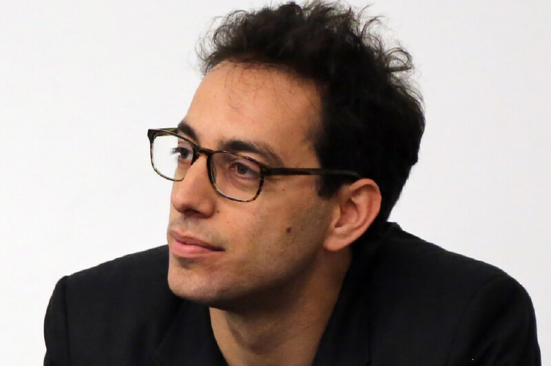 “En esa mezcla de guerra y marketing, la democracia está en peligro”: Alexander L. Fattal