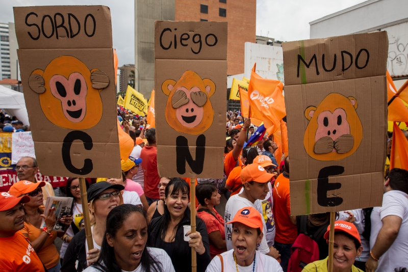 ¿Misión imposible? Solo 12 horas para recoger firmas para revocatorio de Maduro