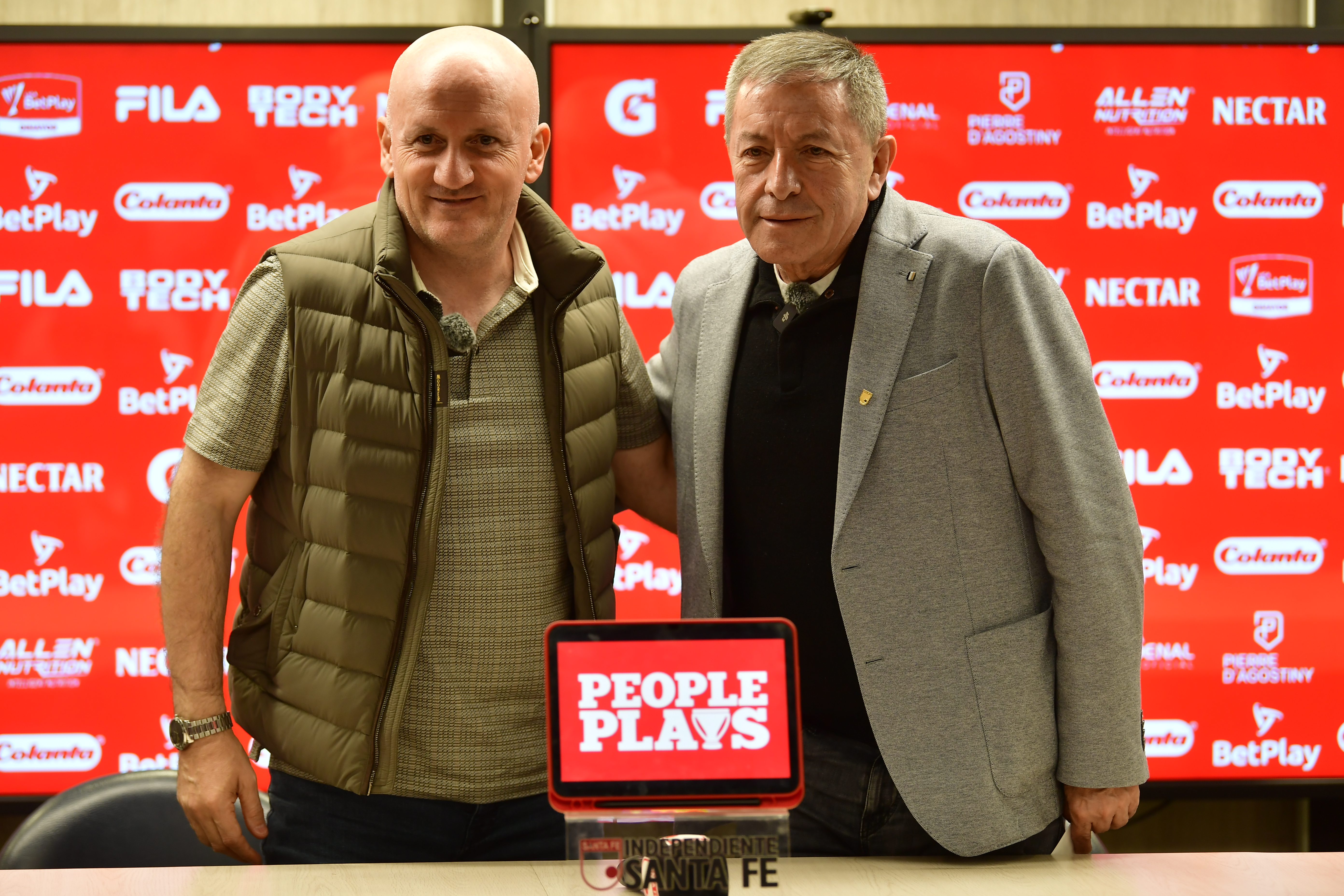 Presidente de Independiente Santa Fe y Pablo Repetto , técnico uruguayo (de chaleco), durante su presentación oficial como técnico cardenal.