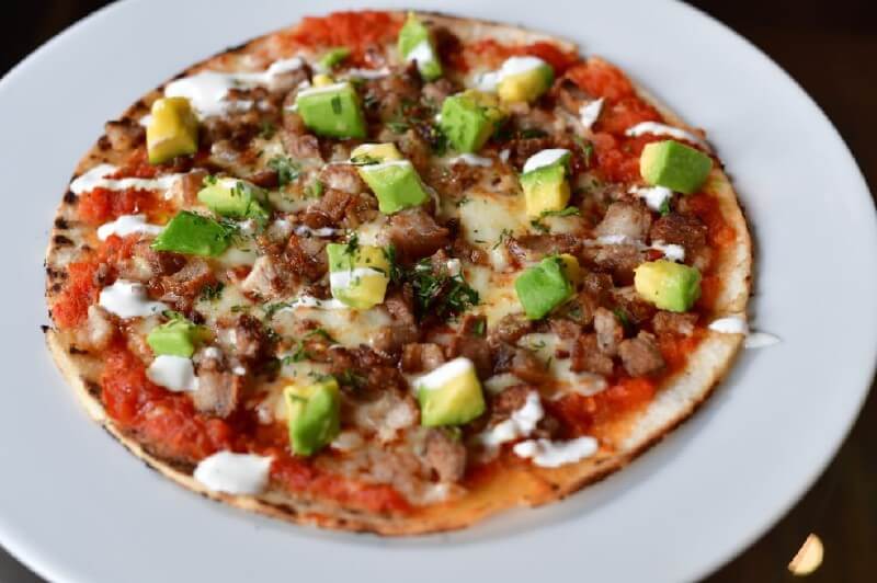 Receta para preparar arepizza o pizzarepa con hogao, chicharrón y suero