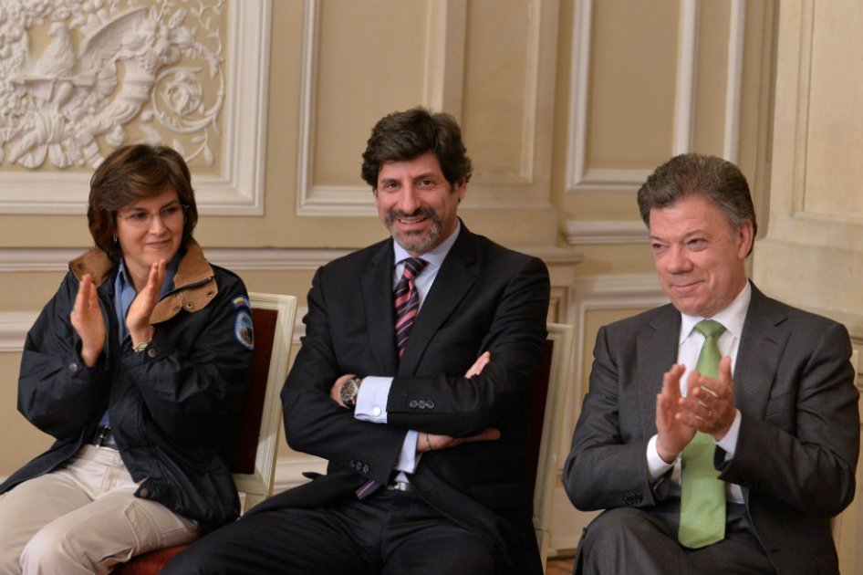 “Esta ampliación del Parque de Chiribiquete es un aporte fundamental de Colombia para el mundo y es también un símbolo de la paz nacional”, afirmó el Jefe de Estado en el acto. El área de ese santuario pasó de 1 millón 300 mil hectáreas a 2 millones 800 mil hectáreas. Le acompañaron la Directora de Parques Naturales, Julia Miranda y el Ministro de Ambiente, Juan Gabriel Uribe.