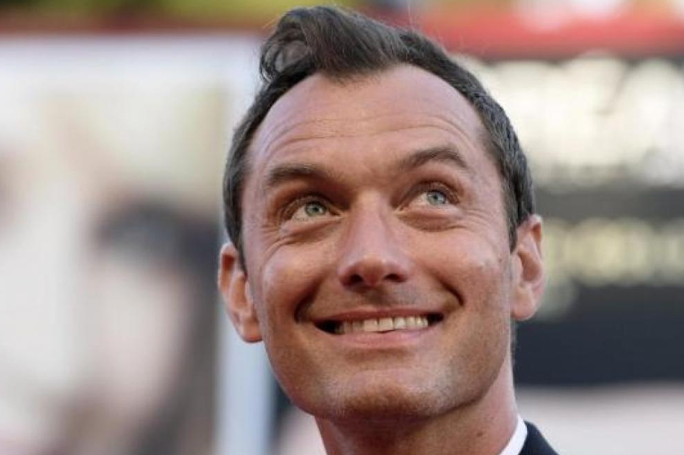 Jude Law, cerca de interpretar al Capitán Garfio en nueva versión de “Peter Pan”
