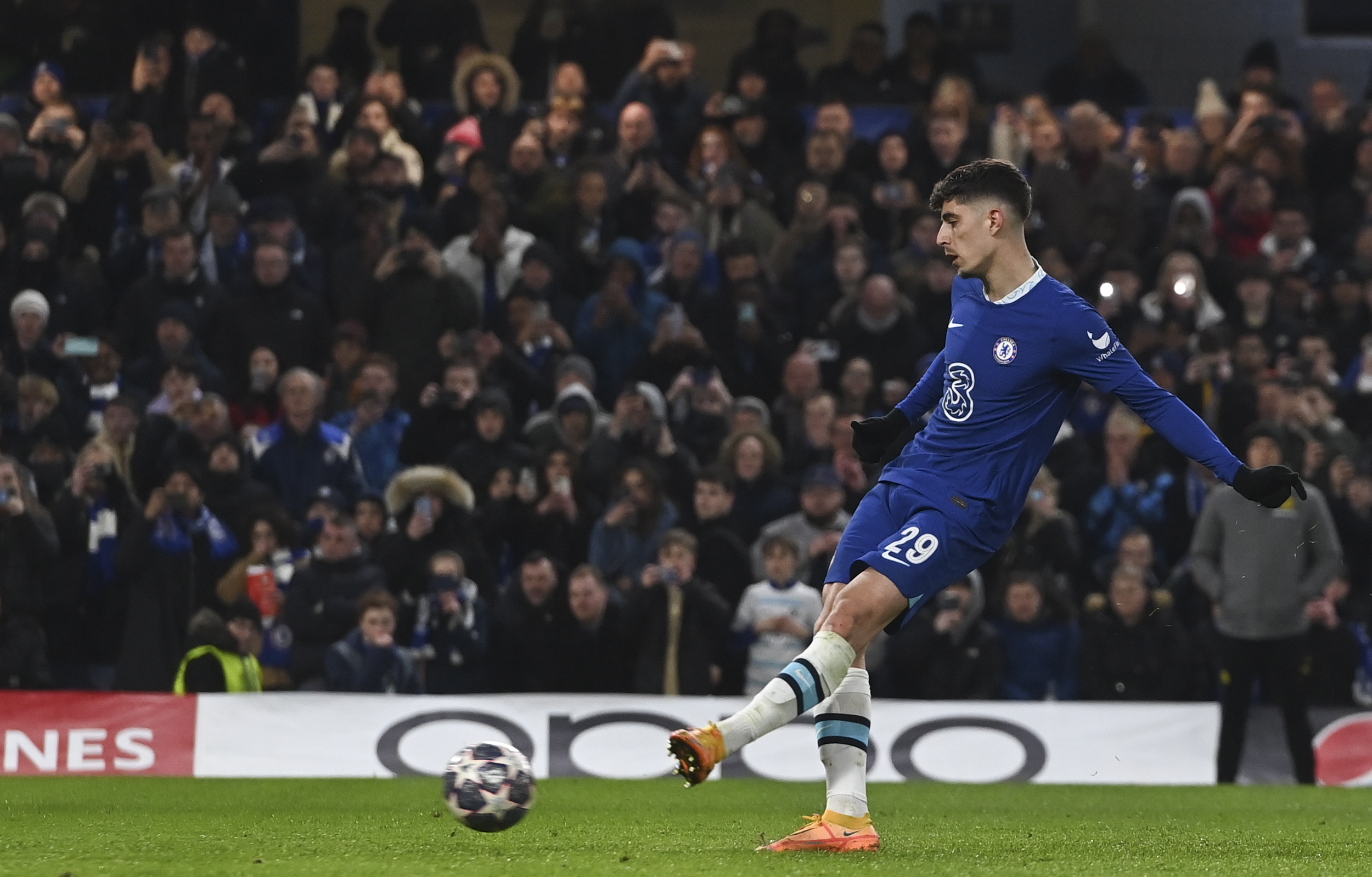 London (United Kingdom), 06/03/2023.- Kai Havertz of Chelsea scores the 2-0 lead from penalty spot during the UEFA Champions League, Round of 16, 2nd leg match between Chelsea FC vs Borussia Dortmund in London, Britain, 07 March 2023. (Liga de Campeones, Rusia, Reino Unido, Londres) EFE/EPA/Neil Hall