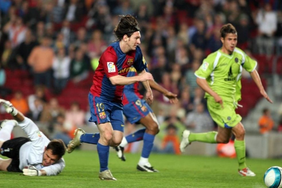 Imagen icónica de los primeros años de Messi en Barcelona. Un gol maradoniano, amagando hasta al portero. Uno de los tantos más recordados de la carrera de Messi en Cataluña.