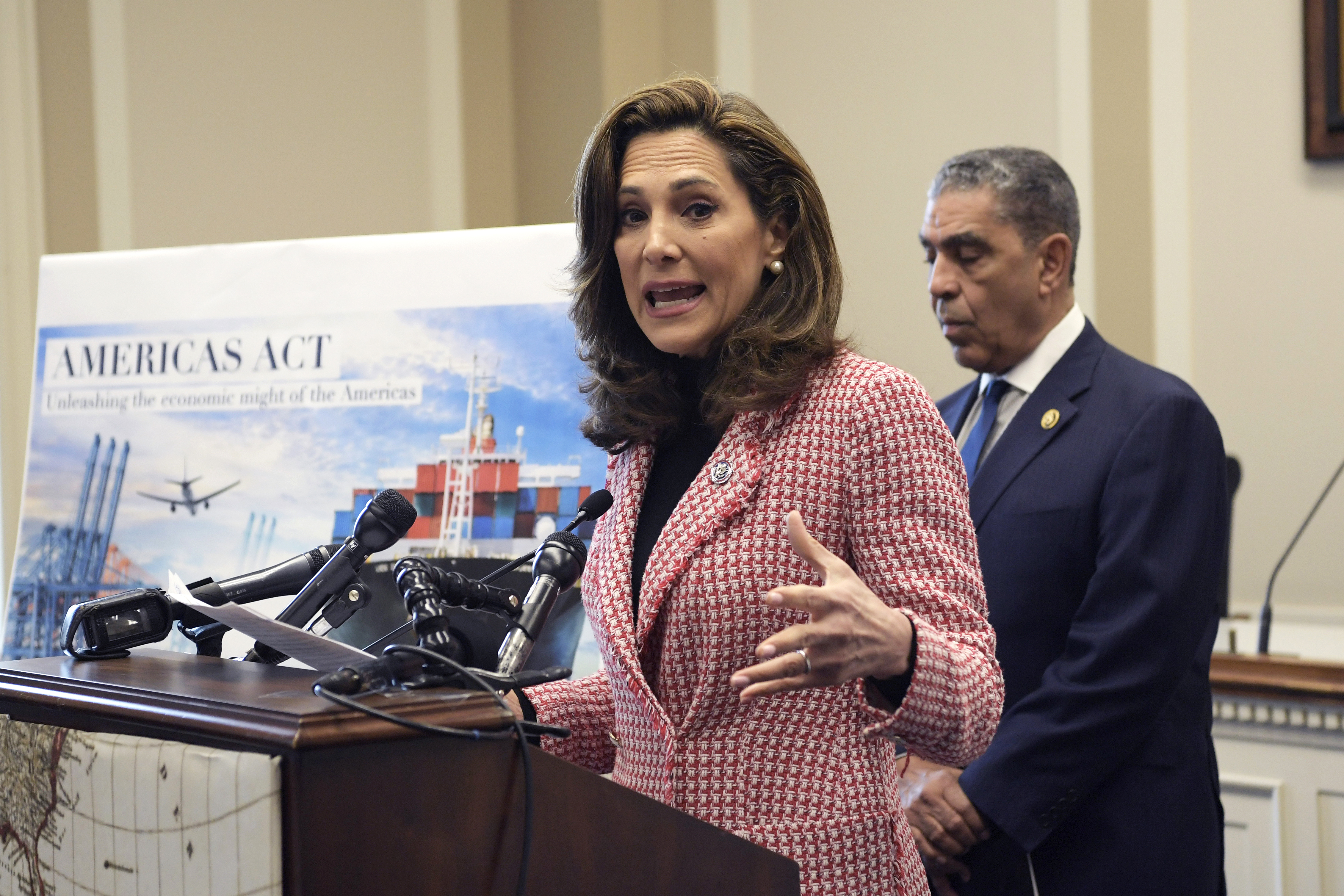 USA3057. WASHINGTON (DC, EEUU), 06/03/2024.- La congresista republicana por Florida, María Elvira Salazar, junto al congresista demócrata por Nueva York, Adriano Espaillat, participan en una rueda de prensa este miércoles en el edificio Rayburn del Capitolio en Washington (EE. UU). Congresistas estadounidenses republicanos y demócratas presentaron este miércoles un proyecto de ley que busca la expansión del comercio y la inversión en América Latina y el Caribe para contrarrestar la influencia de China en la región. EFE/Lenin Nolly