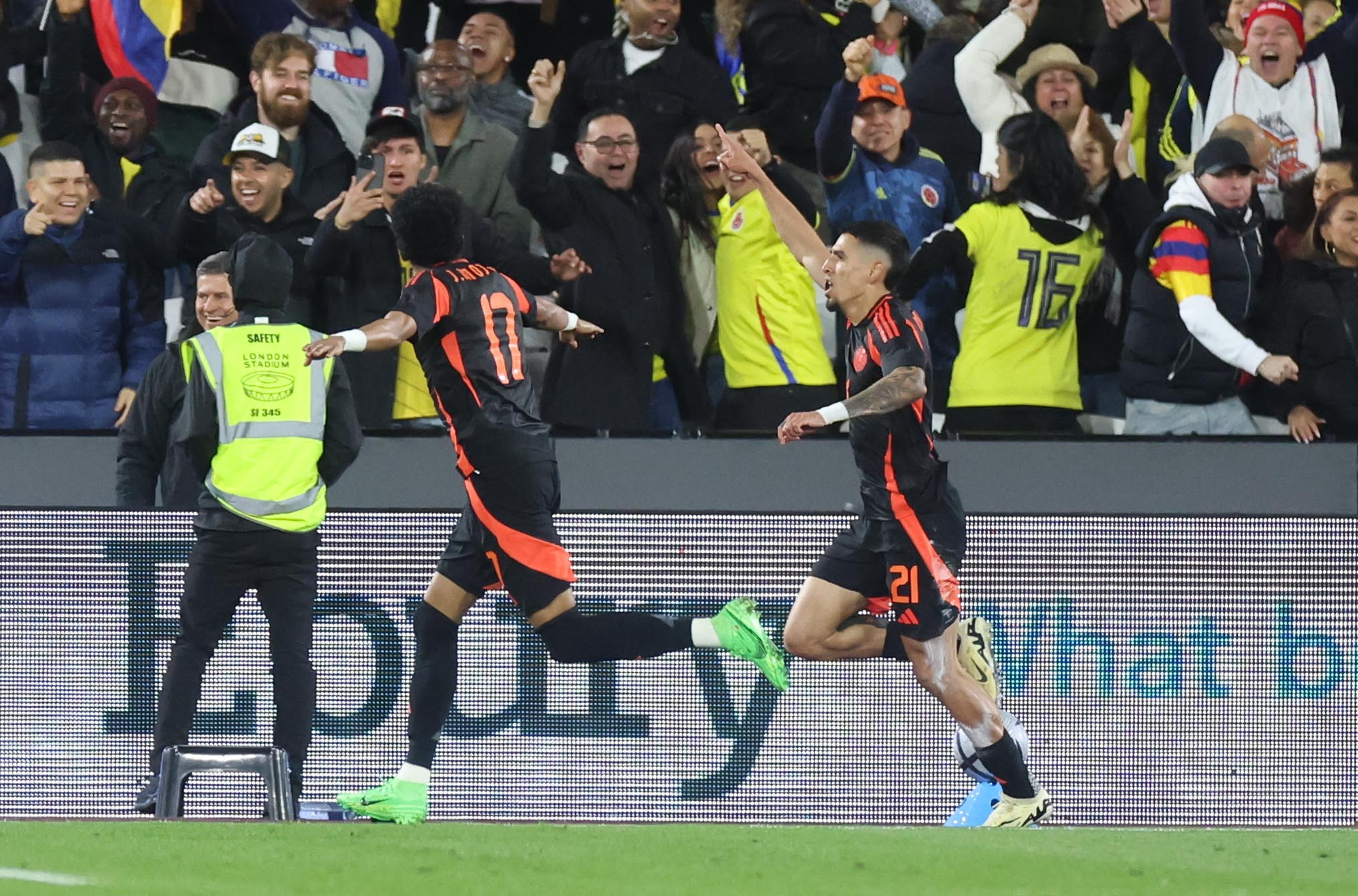 London (United Kingdom), 22/03/2024.- Daniel Munoz (R) of Colombia celebrates scoring the 0-1 goal during the friendly international soccer match between Spain and Colombia in London, Britain, 22 March 2024. (Futbol, Amistoso, España, Reino Unido, Londres) EFE/EPA/NEIL HALL