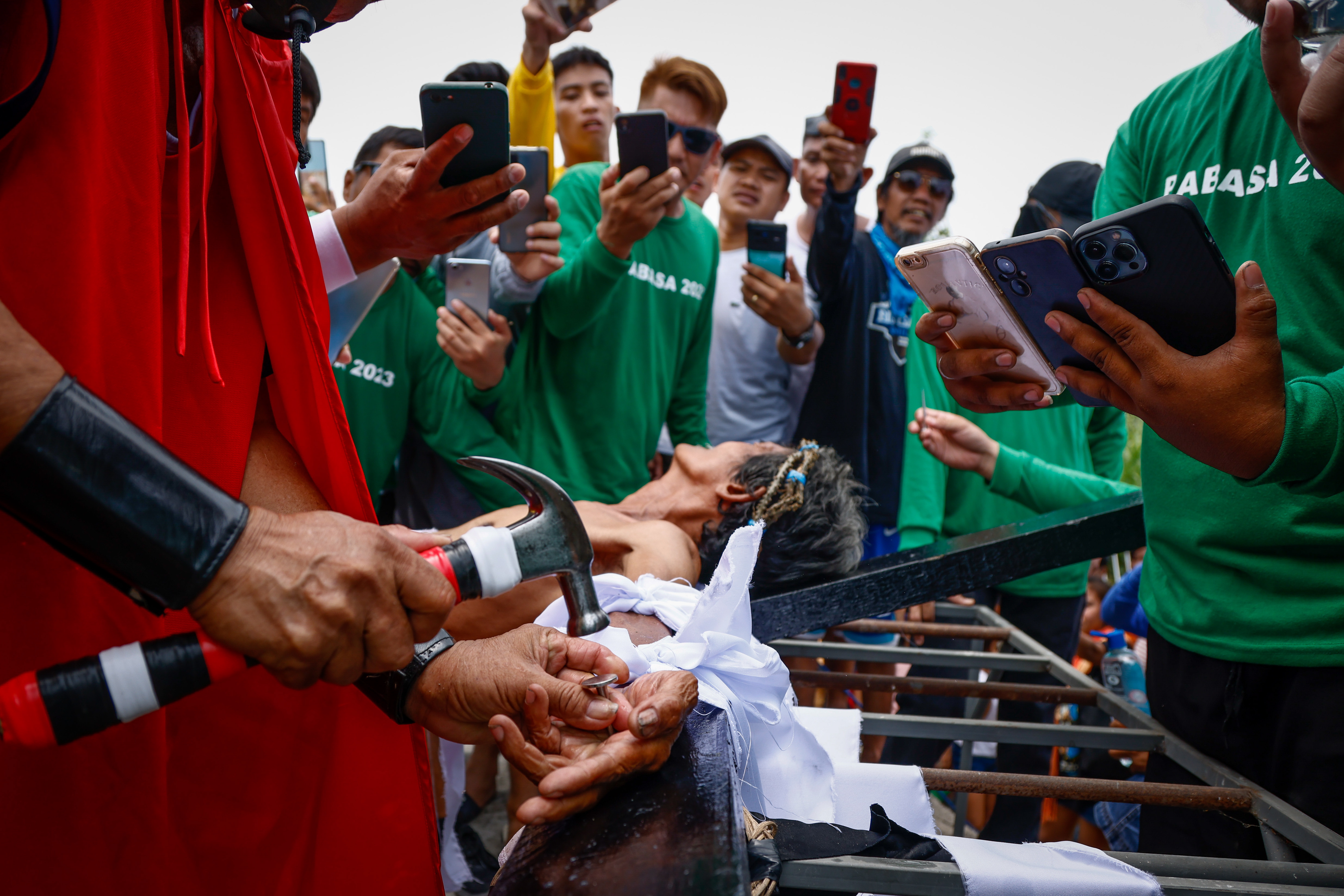 En imágenes: las dolorosas tradiciones de Viernes Santo alrededor del mundo