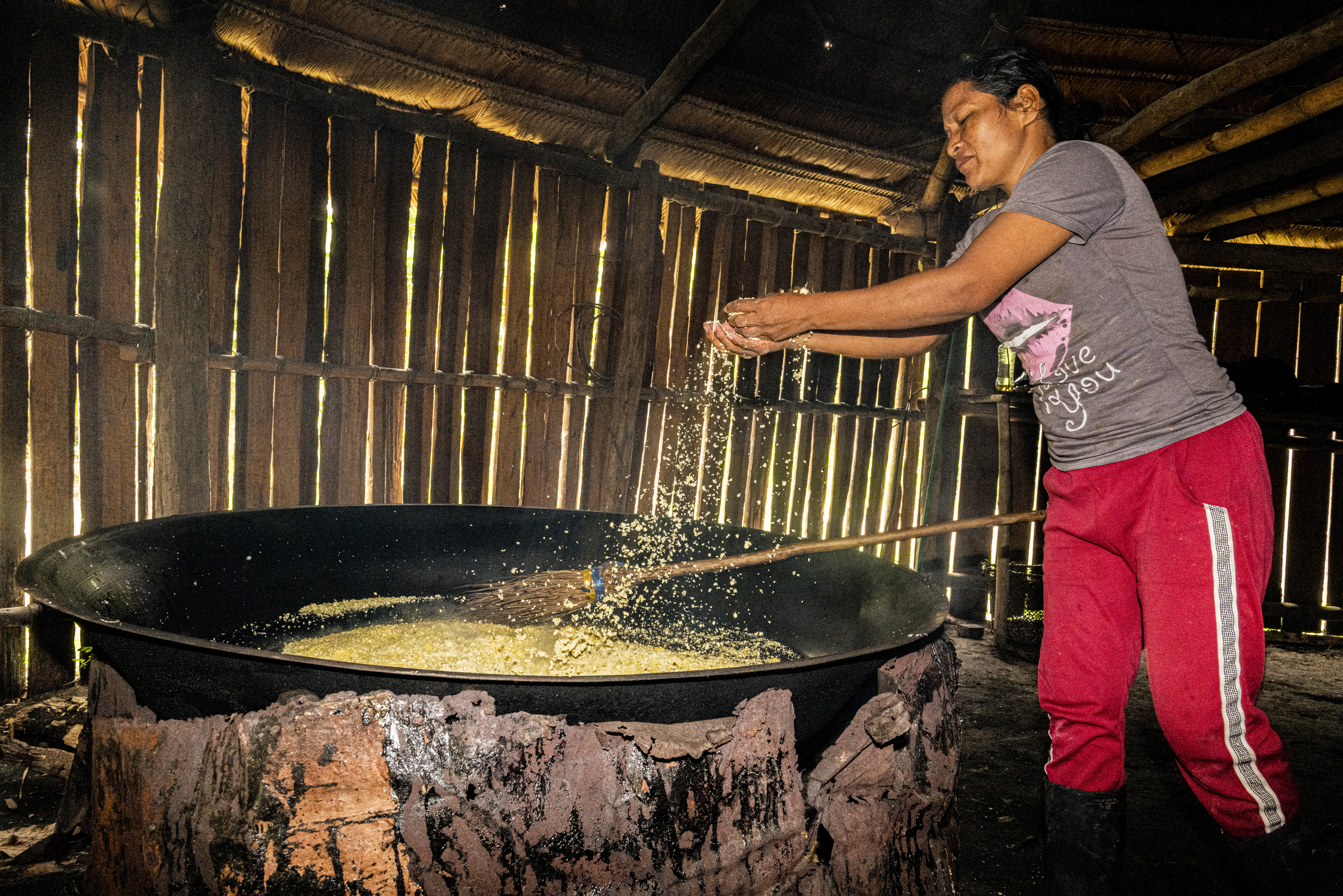 Mujer haciendo fariña y caguana, productos colombianos.