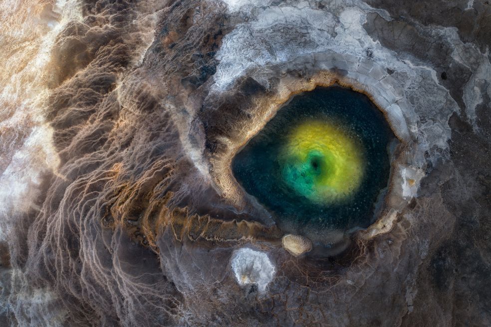 Categoría paisajes y entornos del planeta Tierra: Miki Spitzer ganó con una foto de dron de una piscina geotérmica natural en Hveravellir, en el centro de Islandia. En la foto, se puede ver la piscina, que "parece el ojo de un dragón", añadió.