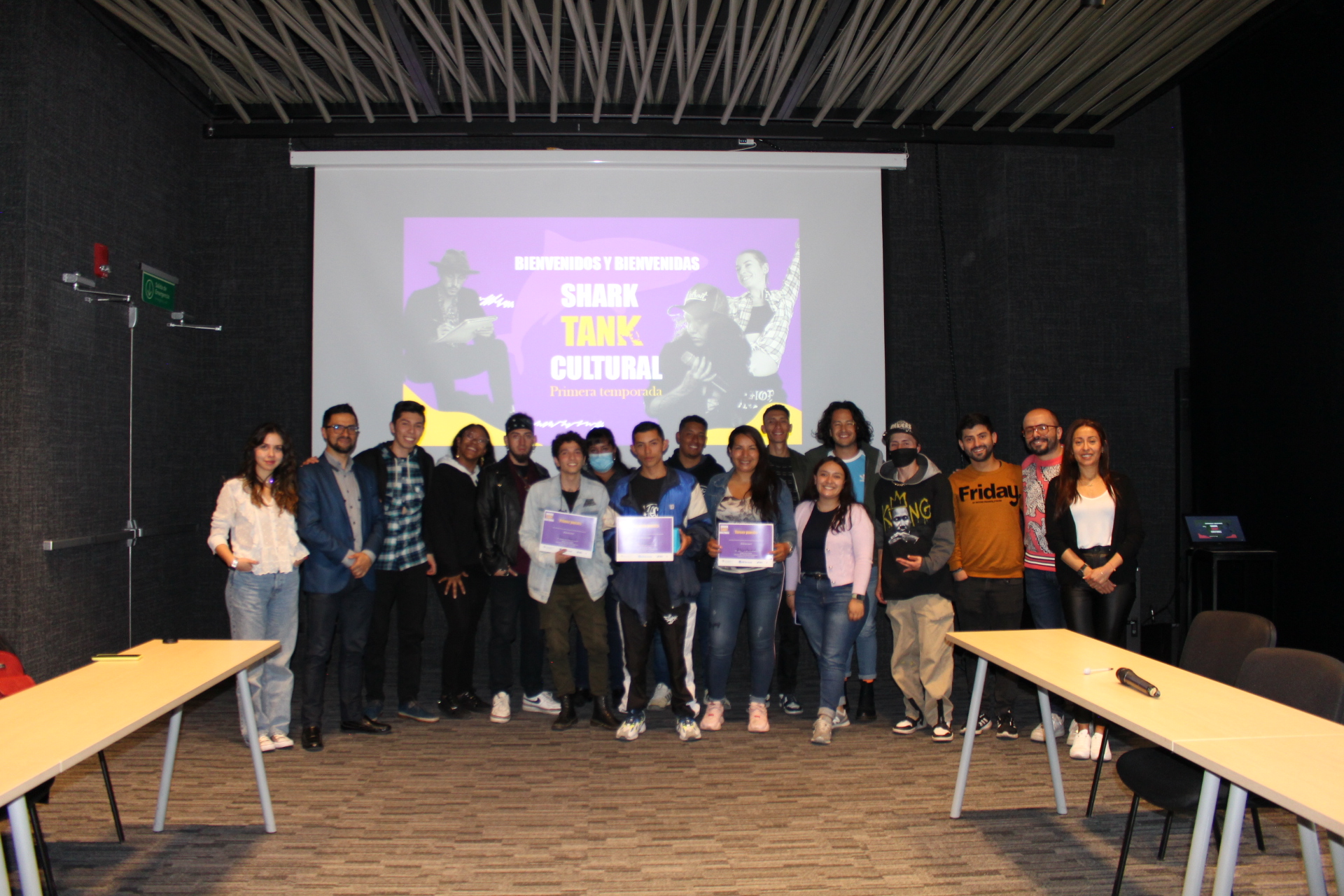 Los participantes, ganadores, jurados y organizadores del Shark Tank Cultural en la Universidad central.