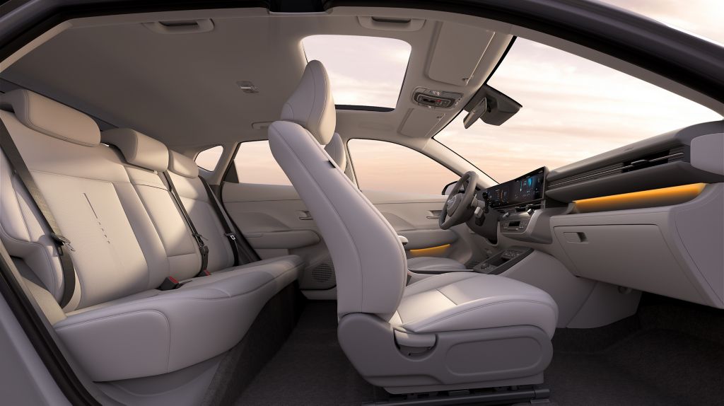 En cifras, la opción hibrida integraría un motor eléctrico y otro a combustión, de 1.6 litros, con unos 140 caballos de potencia y torque de 264 Nm. La eléctrica tendría hasta 400 kilómetros de autonomía y 201 caballos.