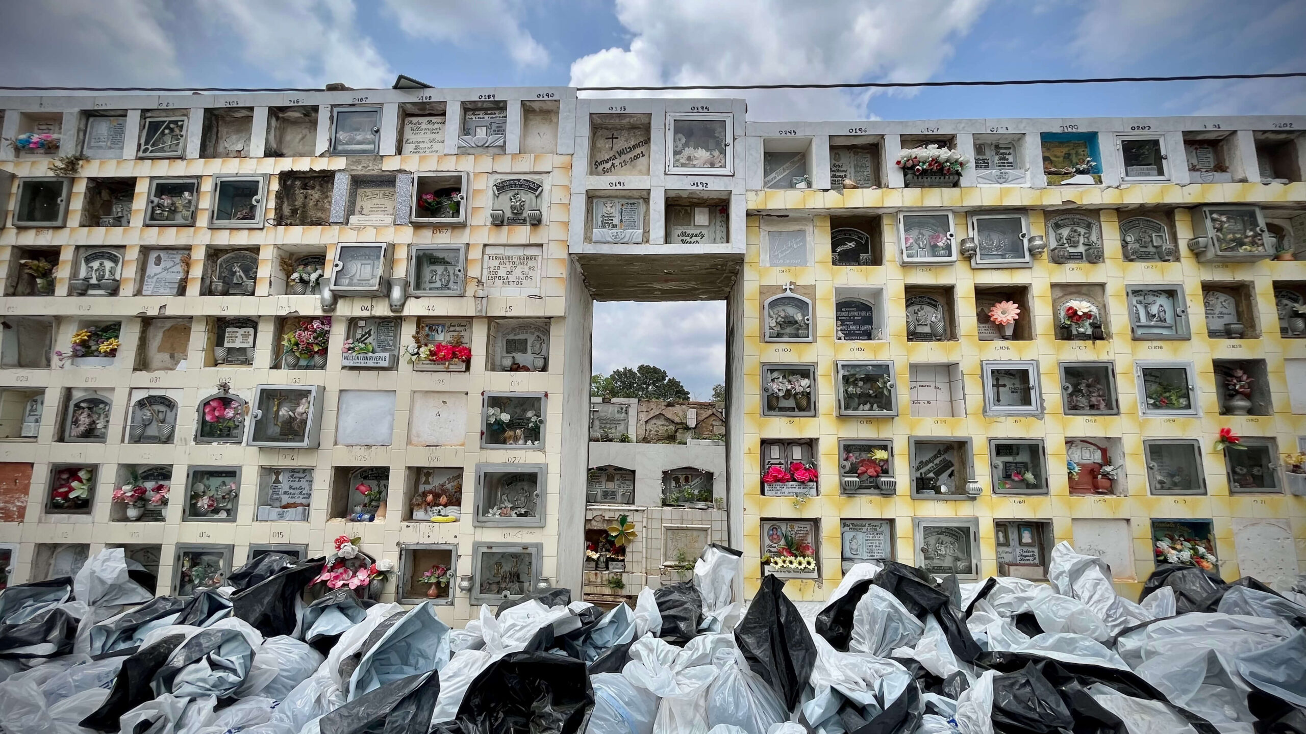 En Cementerio de Cúcuta encontraron 1.086 cuerpos apilados en bolsas plásticas