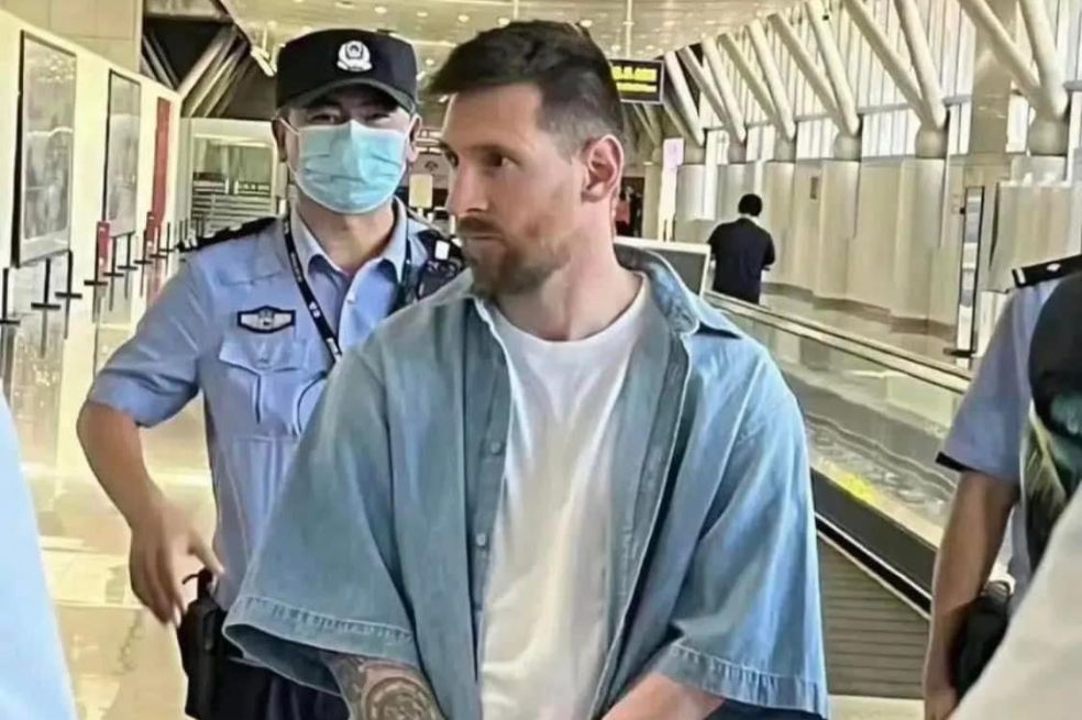 Lionel Messi en el aeropuerto de Pekín, China.