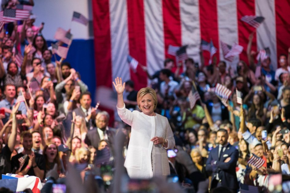 Escándalos sexuales de Trump lo alejan cada vez más de Clinton en las encuestas