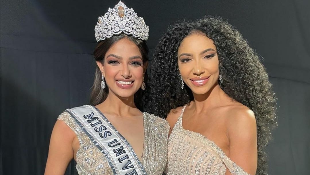 Cheslie Kryst con la actual Miss Universo Harnaaz Sandhu.