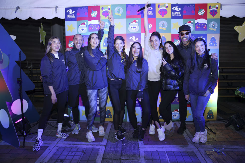 Talento Caracol TV disfrutó de la ciclovía nocturna y entregó regalos a niños