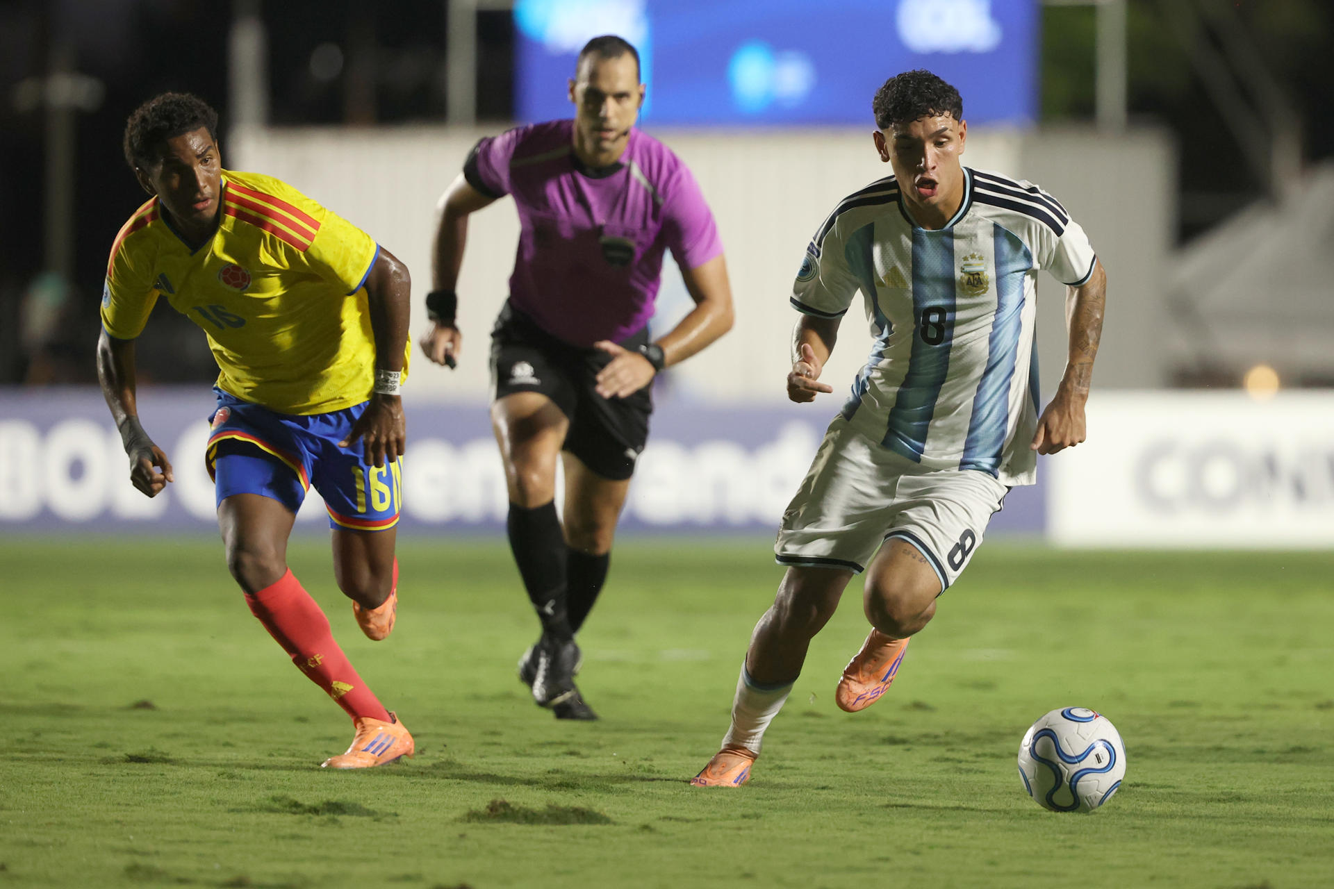AME5043. YPANÉ (PARAGUAY), 19/04/2026.- Marcos Ortiz de Argentina disputa el balón con Miguel Agamez de Colombia este domingo, en la final del Sudamericano Sub-17 entre Argentina y Colombia en el estadio Carfem en Ypané (Paraguay). EFE/ Juan Pablo Pino