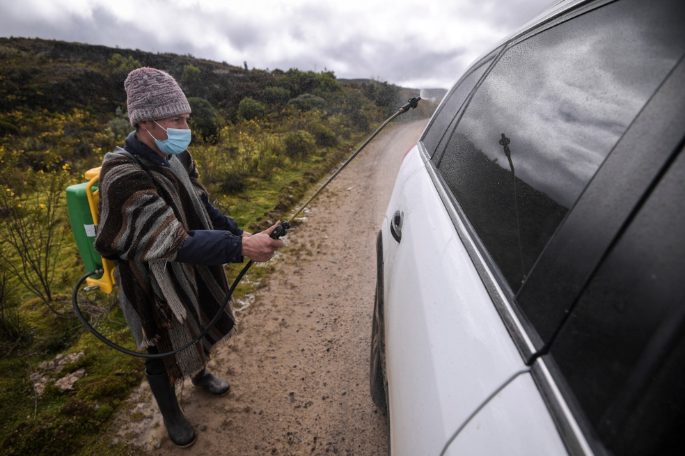 “Más allá de decirle a la gente no entre o cuidese, es sensibilizarlos. Les enseñamos cómo  lavarse bien las manos, el uso adecuado del tapabocas, a conocer los síntomas característicos del coronavirus”, Noreyi Pineda.