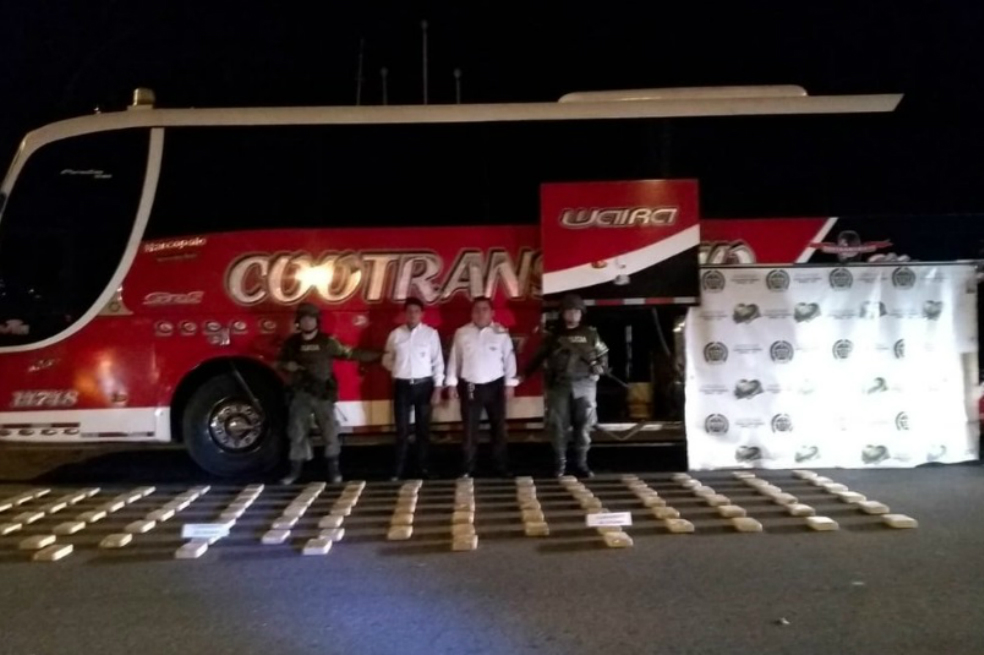 Detienen ‘narcobus’ en Cauca que transportaba 95 kilos de cocaína hacia Ecuador