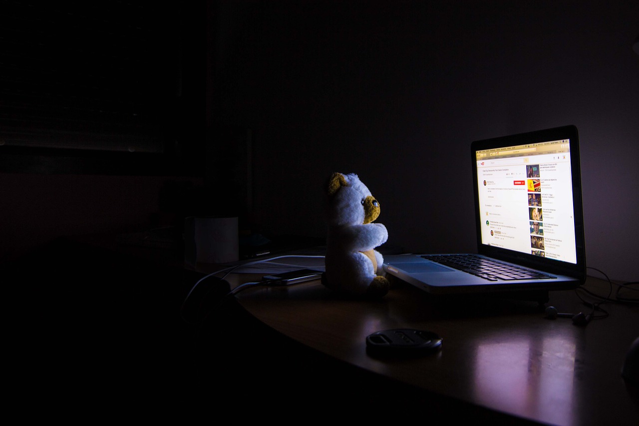 ¿Cómo se relacionan los adolescentes con la pornografía?